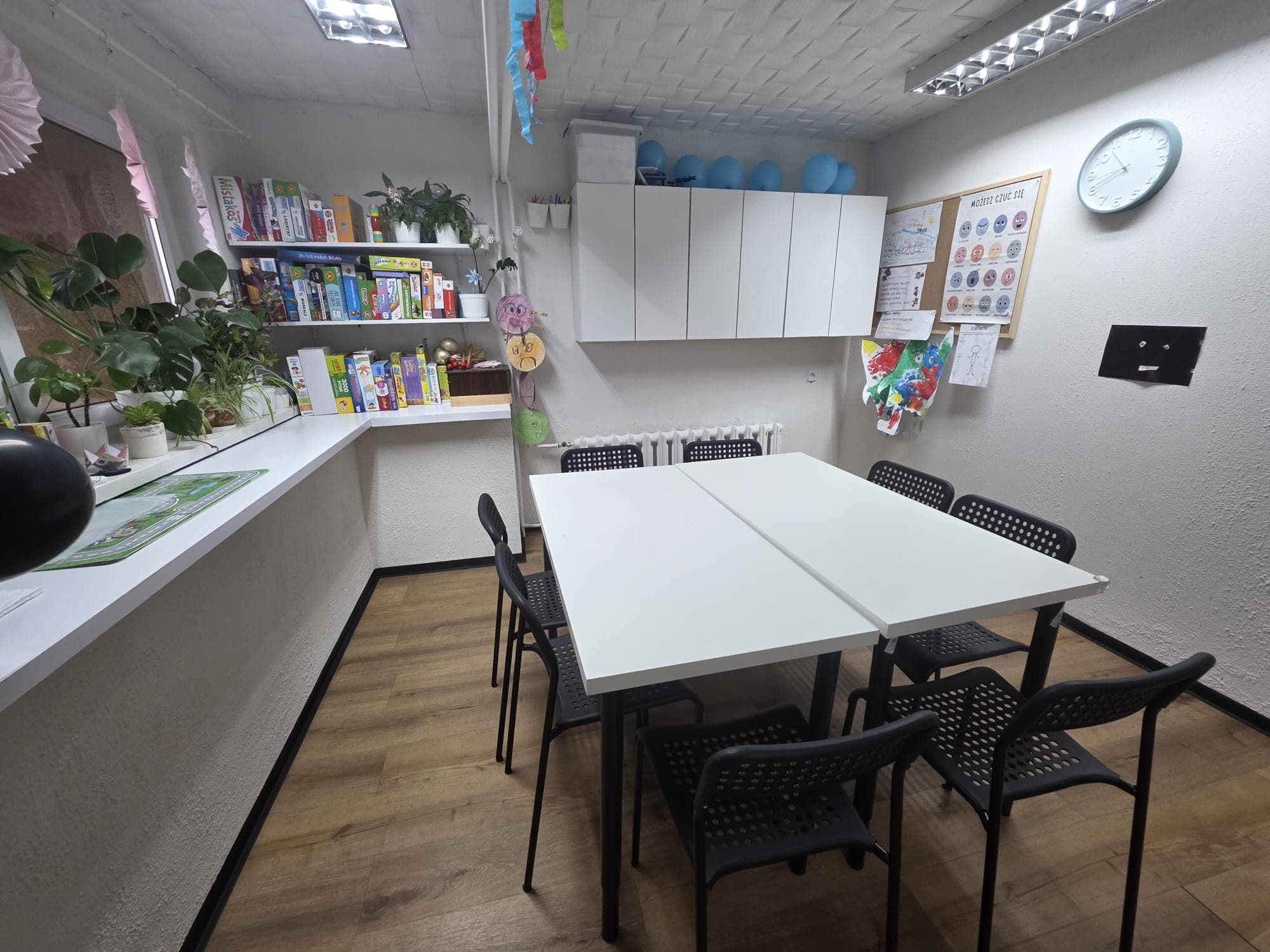 Jasna i przytulna sala do terapii indywidualnej i grupowej