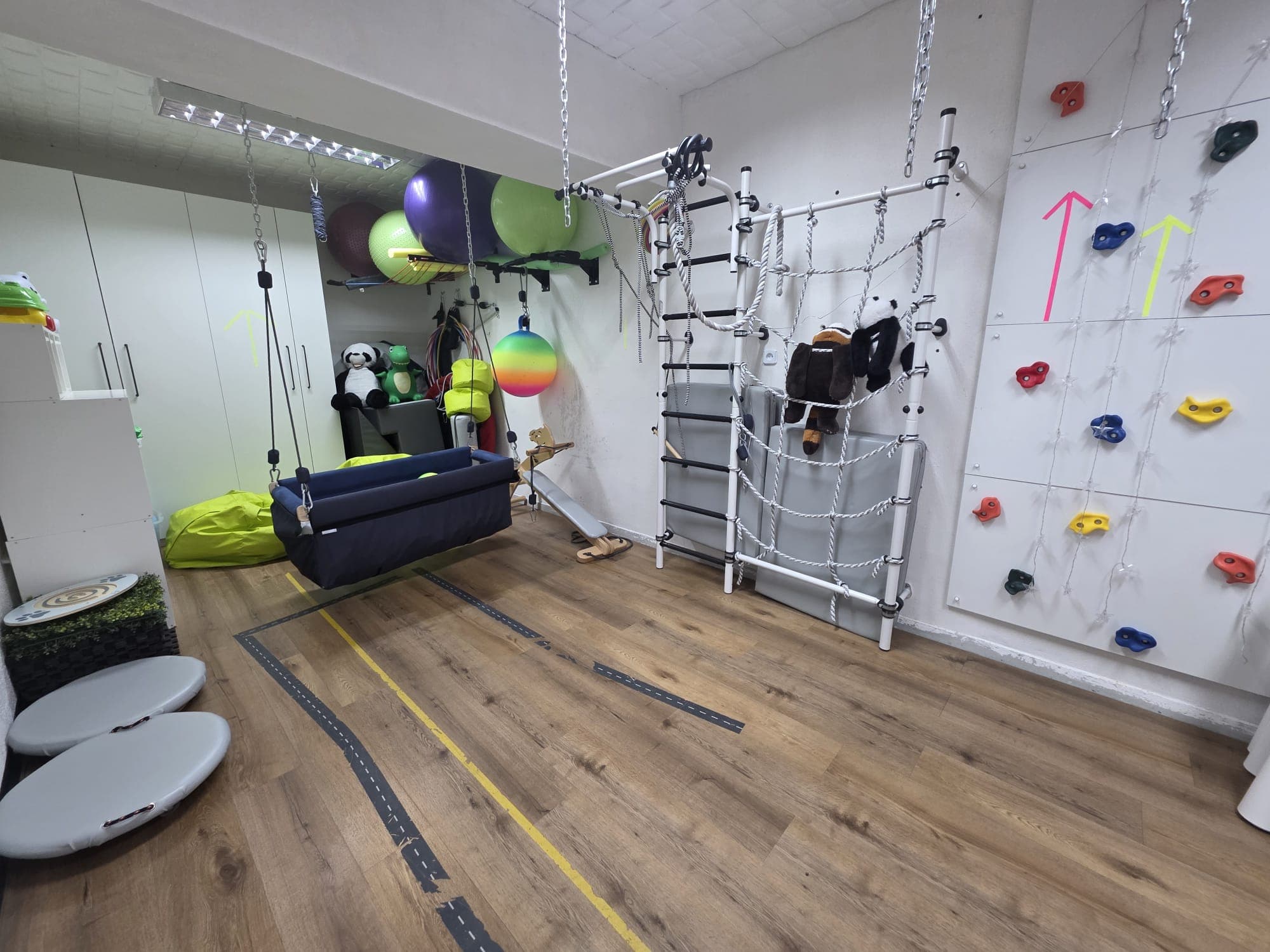 Profesjonalna sala integracji sensorycznej z huśtawkami i drabinkami