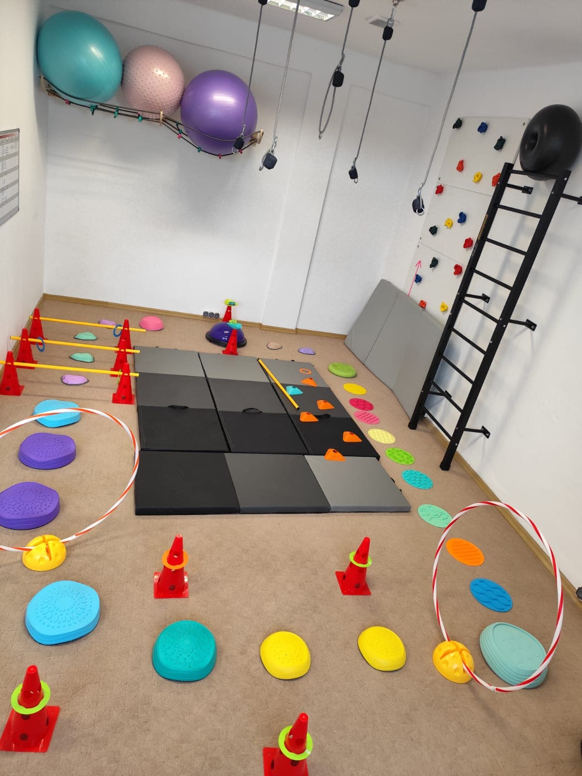 Sala integracji sensorycznej SilniejSI przy ul. Sikorskiego 18 w Sulechowie – tor przeszkód z kamieniami sensorycznymi, pachołkami i obręczami